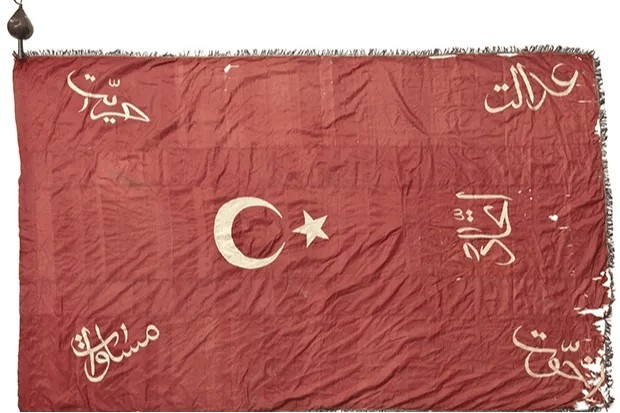 Jön Türkler hareketinin bayrağı, 1908 civarı. O yıl iktidara gelmeleri, Osmanlı İmparatorluğu'nun gayrimüslim halklarına karşı düşmanlığın arttığı bir dönemi tetikledi.