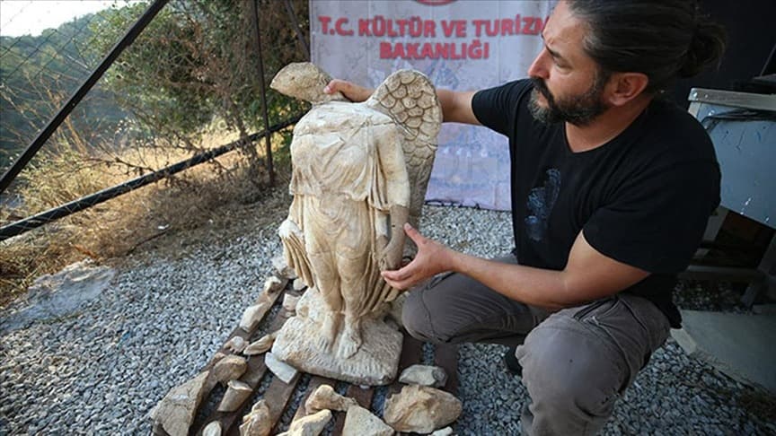 Syedra Antik Kenti'nde 1800 yıllık "zafer tanrıçası" heykeli bulundu