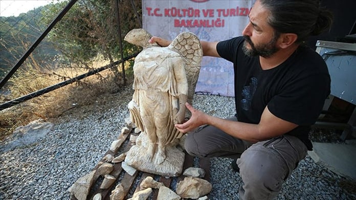 Syedra Antik Kenti'nde yaklaşık 1800 yıllık "zafer tanrıçası" heykeli bulundu