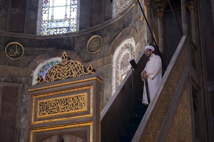 Kılıçla hutbe geleneği ne anlama geliyor?