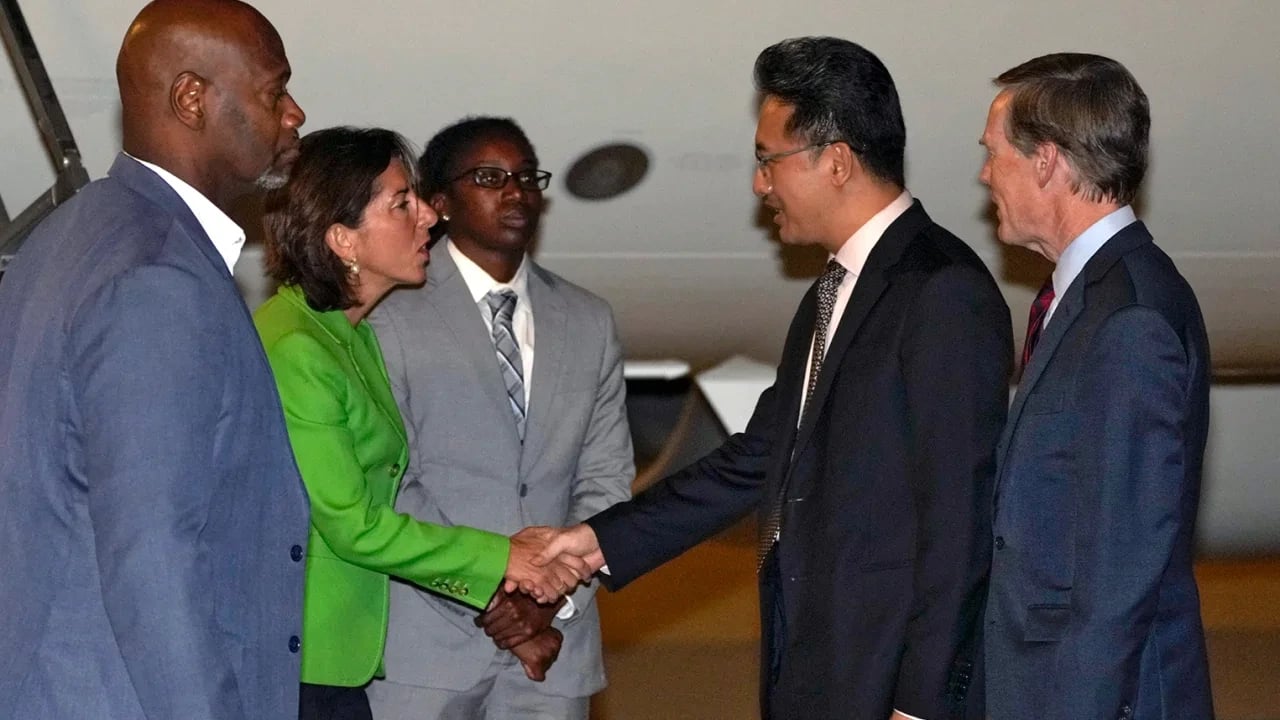 ABD Ticaret Bakanı Gina Raimondo, Pazar günü Pekin Uluslararası Havalimanı'na varışında Çin Ticaret Bakanlığı Genel Müdürü Lin Feng ile el sıkıştı. Andy Wong/Getty Images