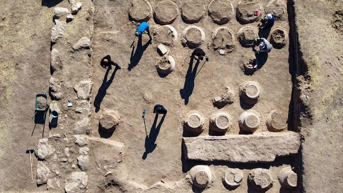 Van'da "Urartu ambarı"nda çivi yazılı 42 pithos keşfedildi