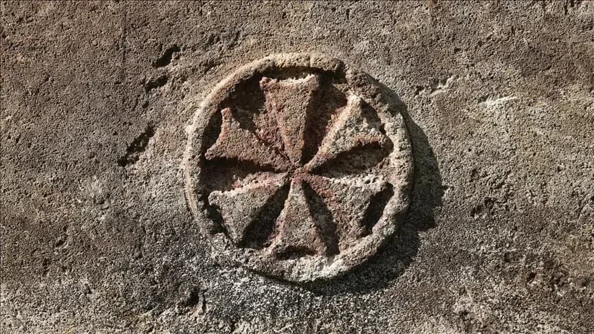 Diyarbakır'da Malta Haçı ile Roma dönemi lahiti bulundu
