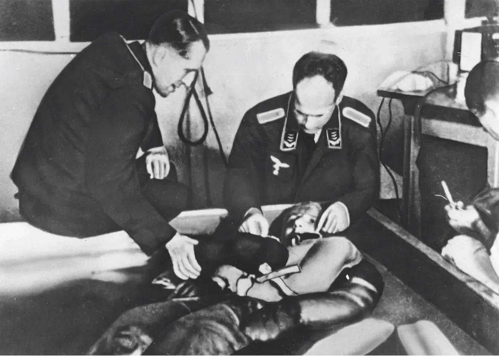 Sigmund Rascher (sağda), Dachau toplama kampında bir mahkum üzerinde dondurma deneyi yapıyor. Himmler'in yardımcısı bir dizi korkunç ve ''bilimsel'' prosedürü yönetmiştir.