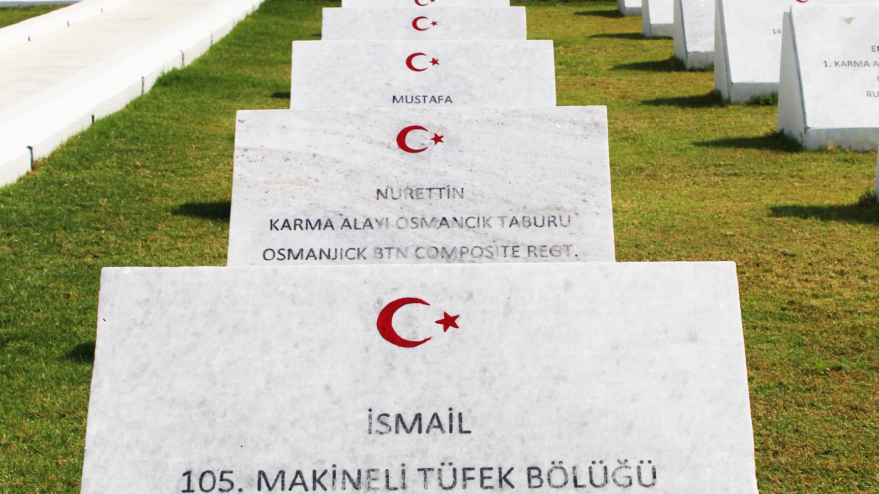 Şehit Türk askerlinin mezar taşları