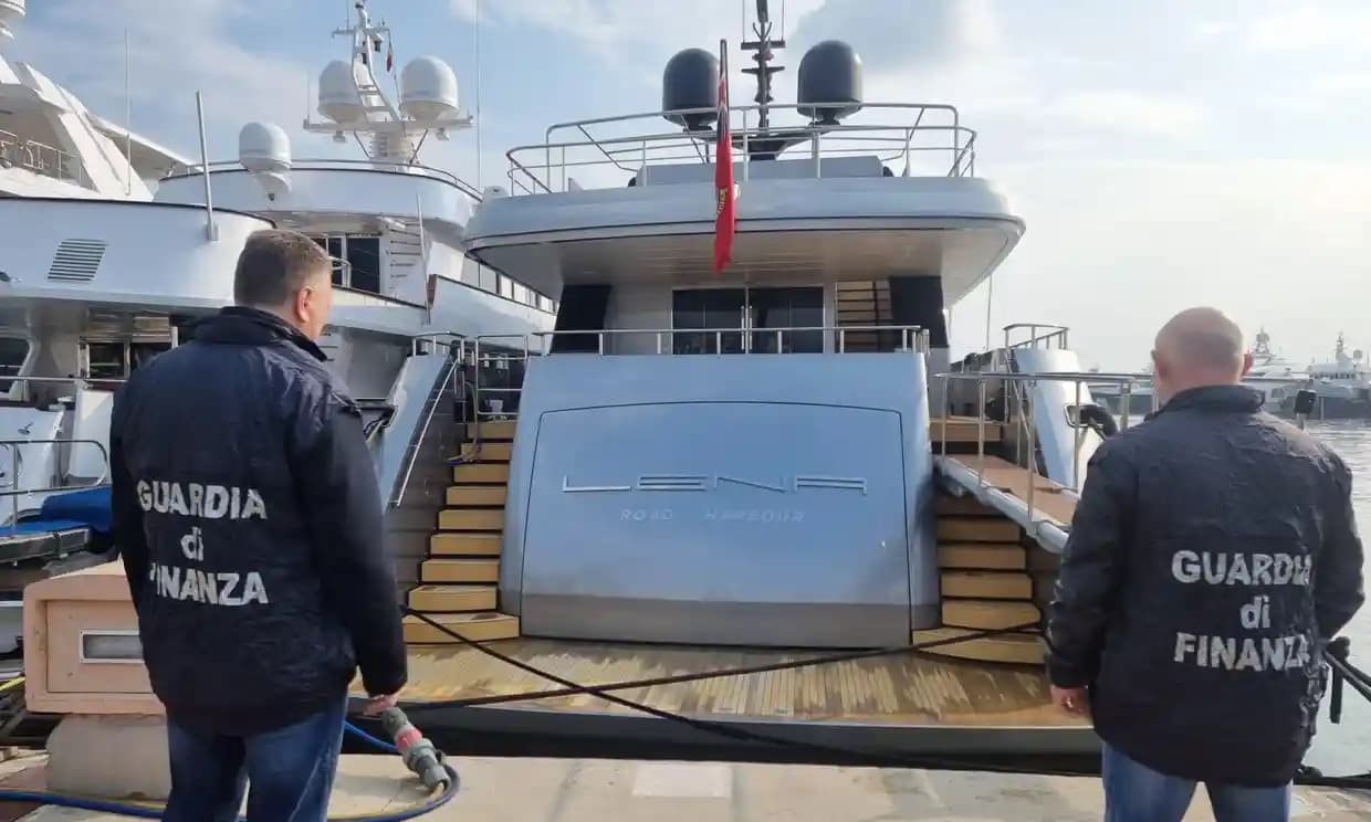 Sardunya'da Rus oligarkın yatı limandan kaçırıldı