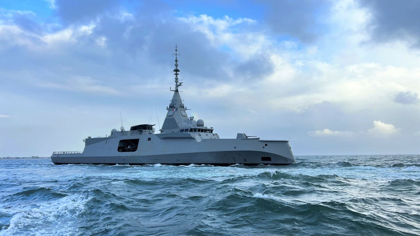 Fransa'nın ilk savunma ve müdahale fırkateyni Amiral Ronarc'h deniz denemelerine başladı