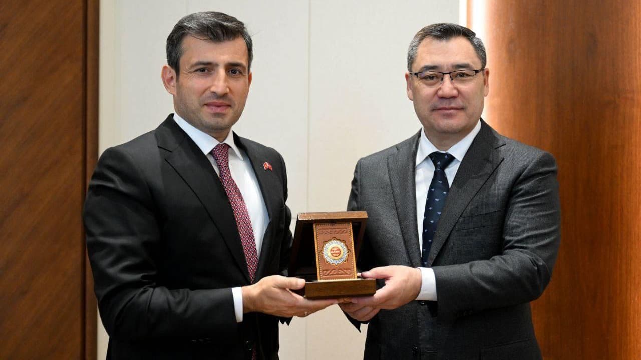 Kırgızistan'da Selçuk Bayraktar'a devlet ödülü verildi