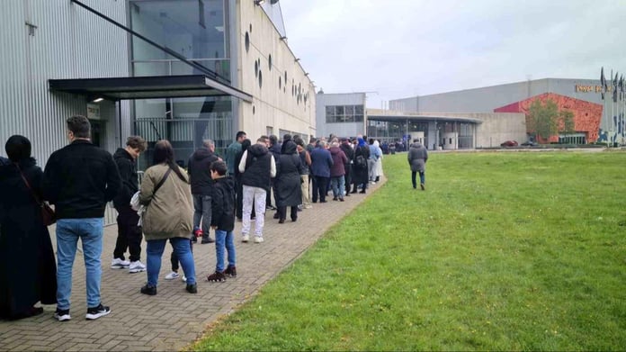 Terör örgütü PKK yandaşları yurt dışında oy kullanan vatandaşlara saldırdı