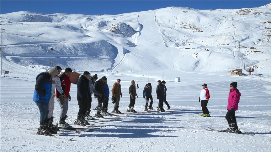 Kış Kulübü kapsamında kayak eğitimi alan vatandaşlar. Fotoğraf: AA