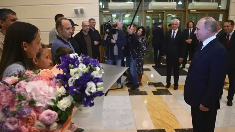 Rusya Devlet Başkanı Vladimir Putin, Ankara’da yapılan takas operasyonuyla Moskova’ya dönen kişileri havalimanında karşıladı.