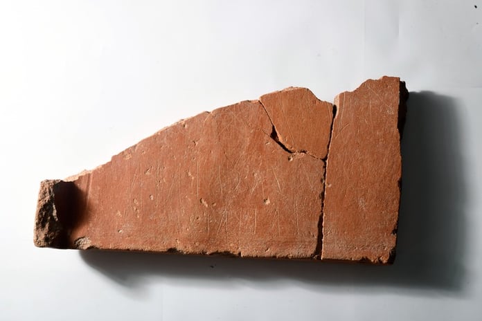 Daskyleion'da 2 bin 500 yıllık "zar oyunu tablası" bulundu