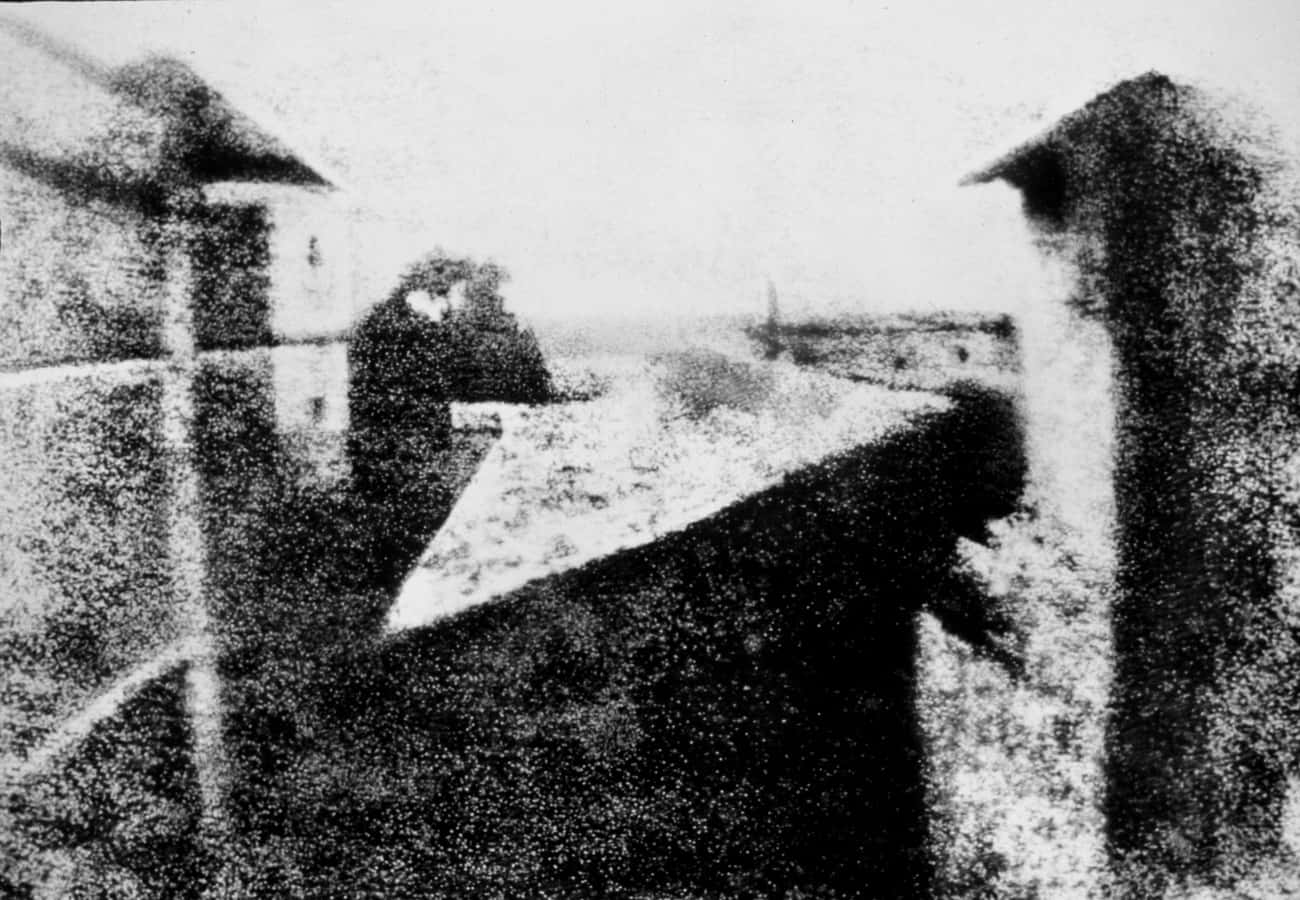 "Le Gras'ın Penceresinden Görünüm"  isimli bu fotoğraf 1826'da Fransa'da çekilmişti.