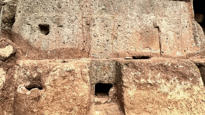 İtalya’da devasa bir Etrüsk taş mezarı ortaya çıkarıldı