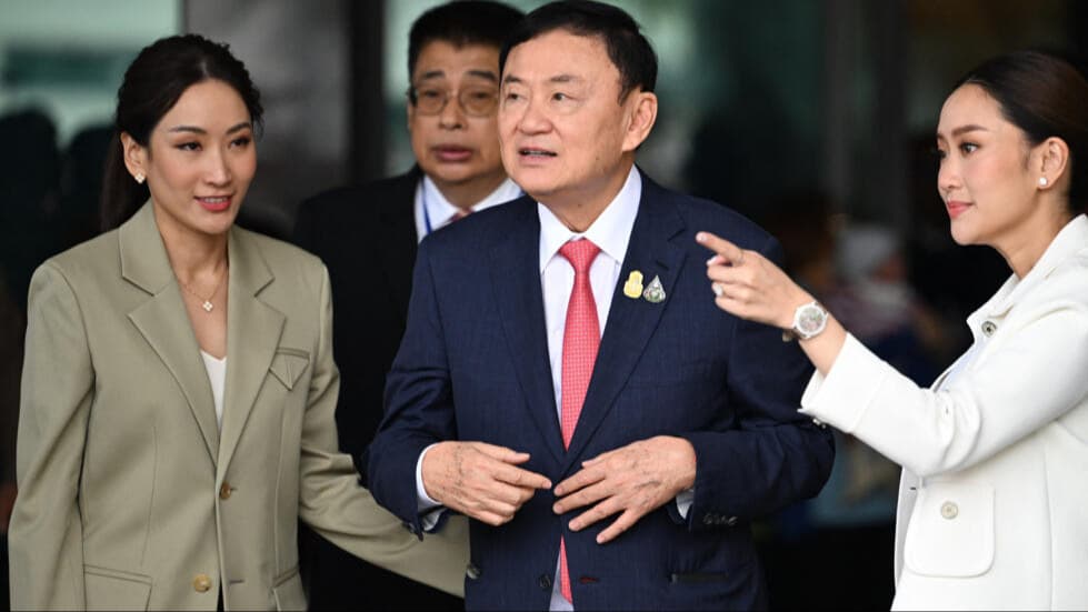 Eski Başbakan Shinawatra Tayland'da Tutuklandı