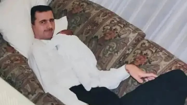 Esad ve oğluna ait bir fotoğraf. Fotoğraf: Kaynak belirsiz.