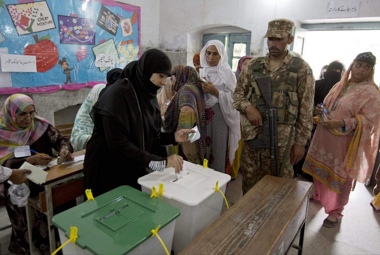 Pakistan'da terör gölgesinde seçim: Oy verme durdu