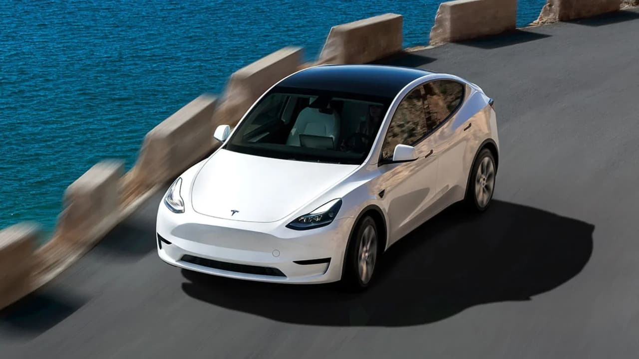 Tesla, otomotiv endüstrisinin zirvesine oturdu