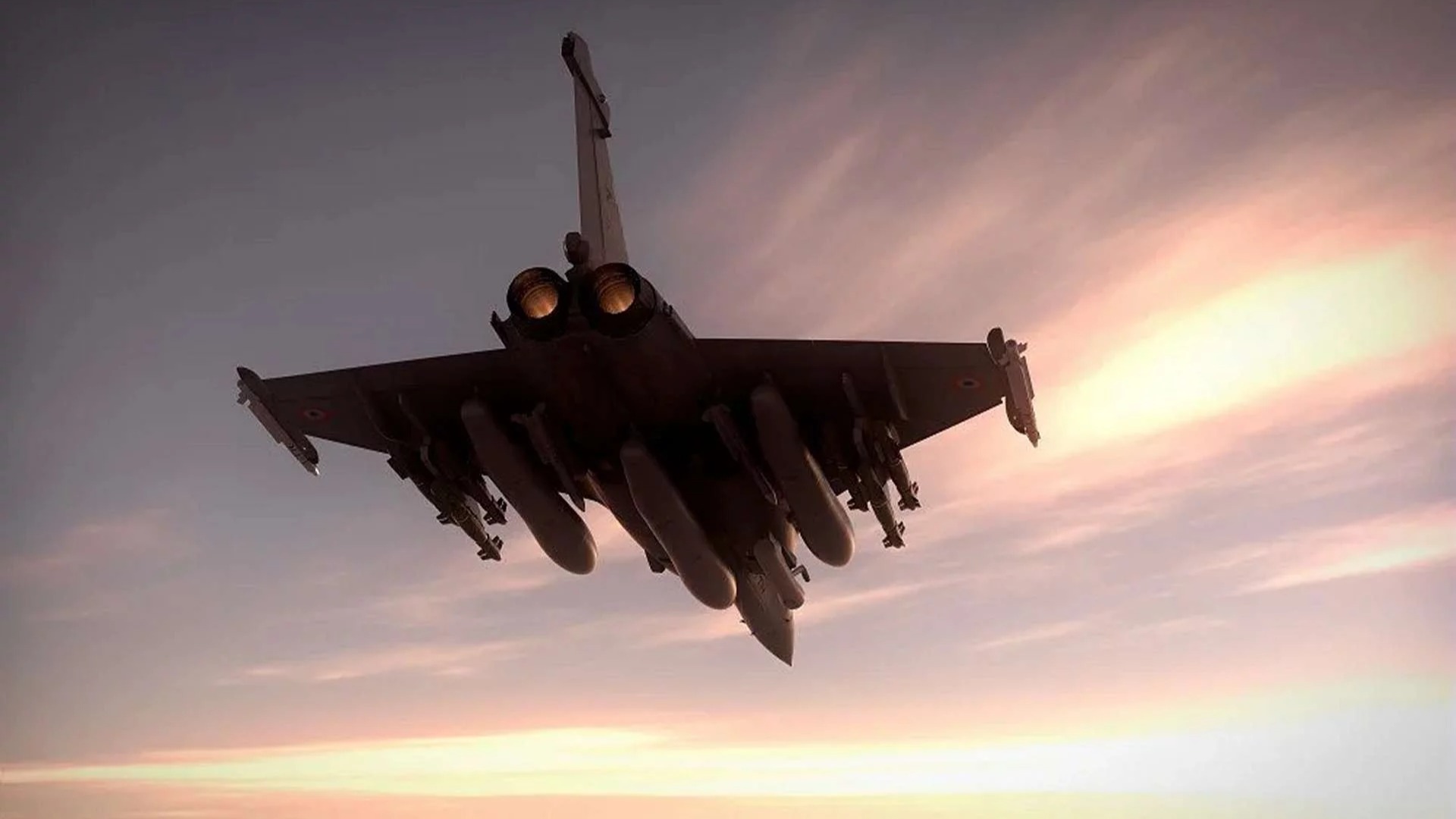 İki Snecma M88-4e turbofan motorundan güç alan Rafale, yüksek irtifalarda maksimum Mach 1.8 hıza, 1,850 km'lik bir savaş menziline ulaşabilir ve standart bir silah yükü ile Mach 1.4 süper kruvazör hızını koruyabilir.