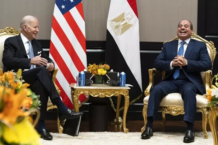 ABD Başkanı Joe Biden (sol), Şarm el Şeyh kentinde Mısır lideri Abdulfettah el Sisi ile görüşürken-AP