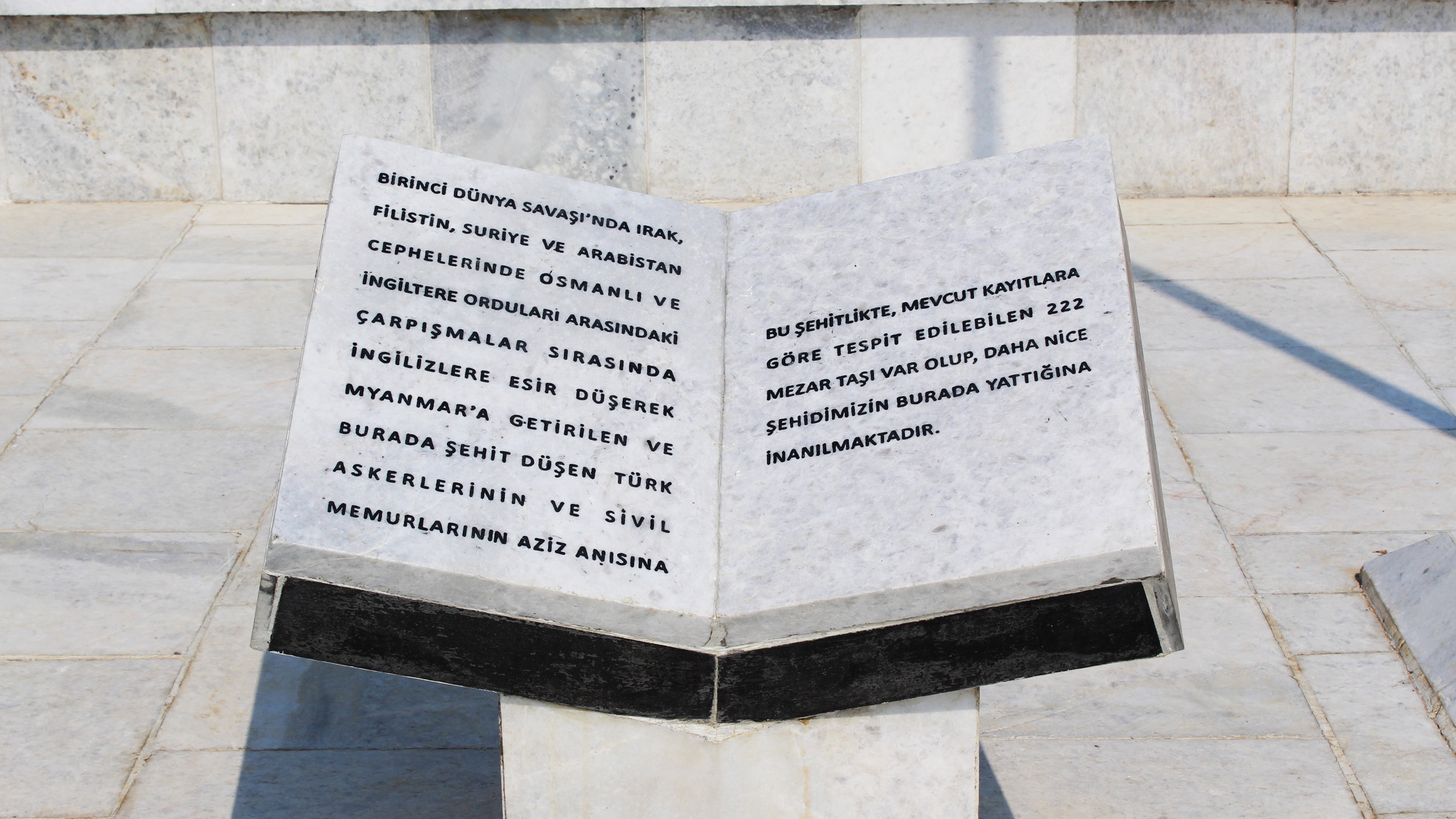 Şehitlikteki aziz askerlerin anısına yazılan kitabe
