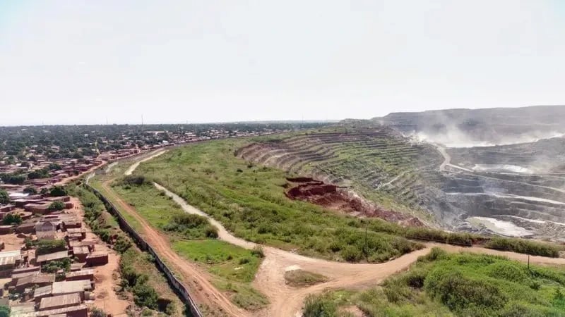 Ruashi madeninin sınırında bir köy var.