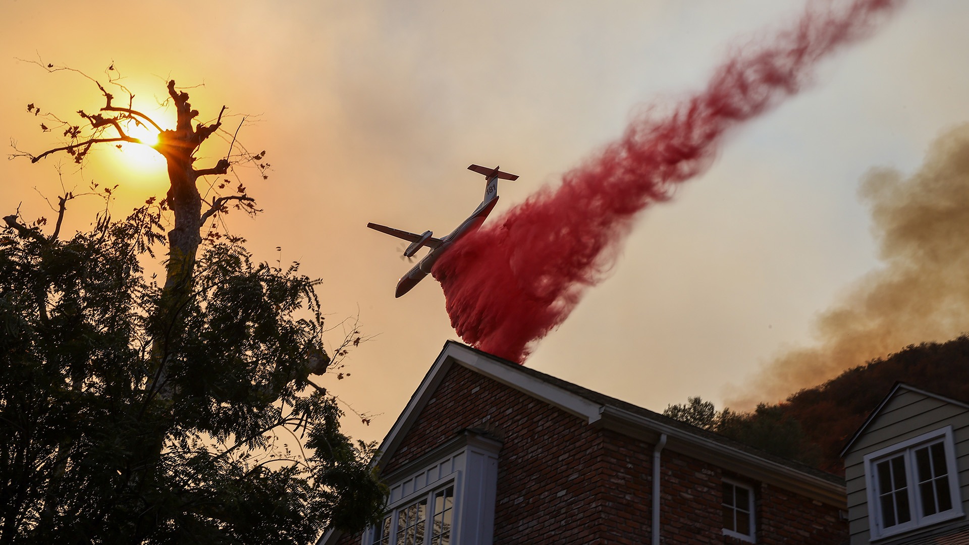 Los Angeles'taki yangınlara müdahale devam ediyor. Fotoğraf: AA