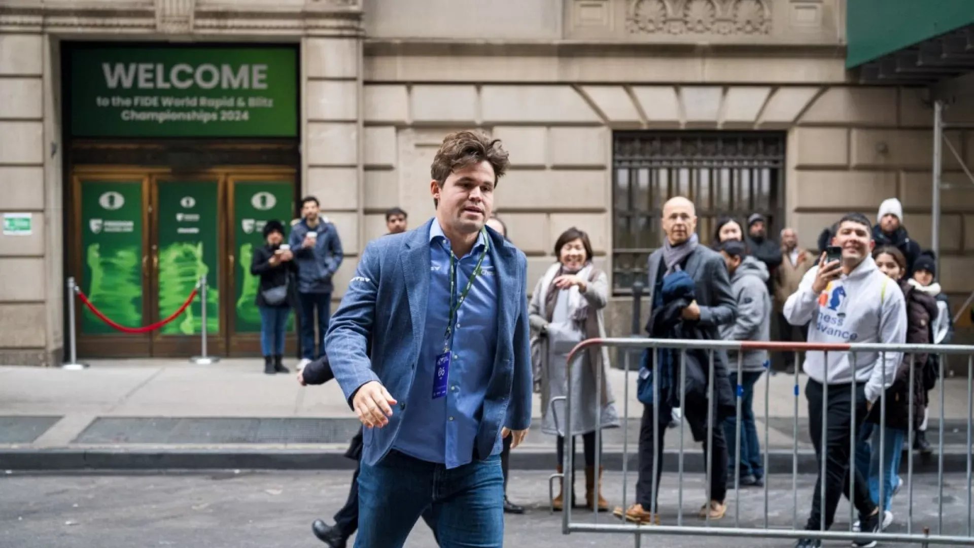 Magnus Carlsen ve kot pantolonu. Fotoğraf: Uluslararası Satranç Federasyonu (FIDE)/X