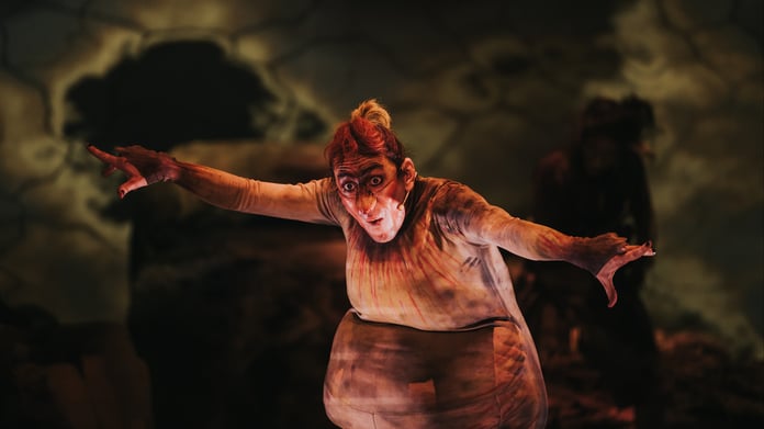 "Çirkin" oyunu, yeni prodüksiyonla sahnede