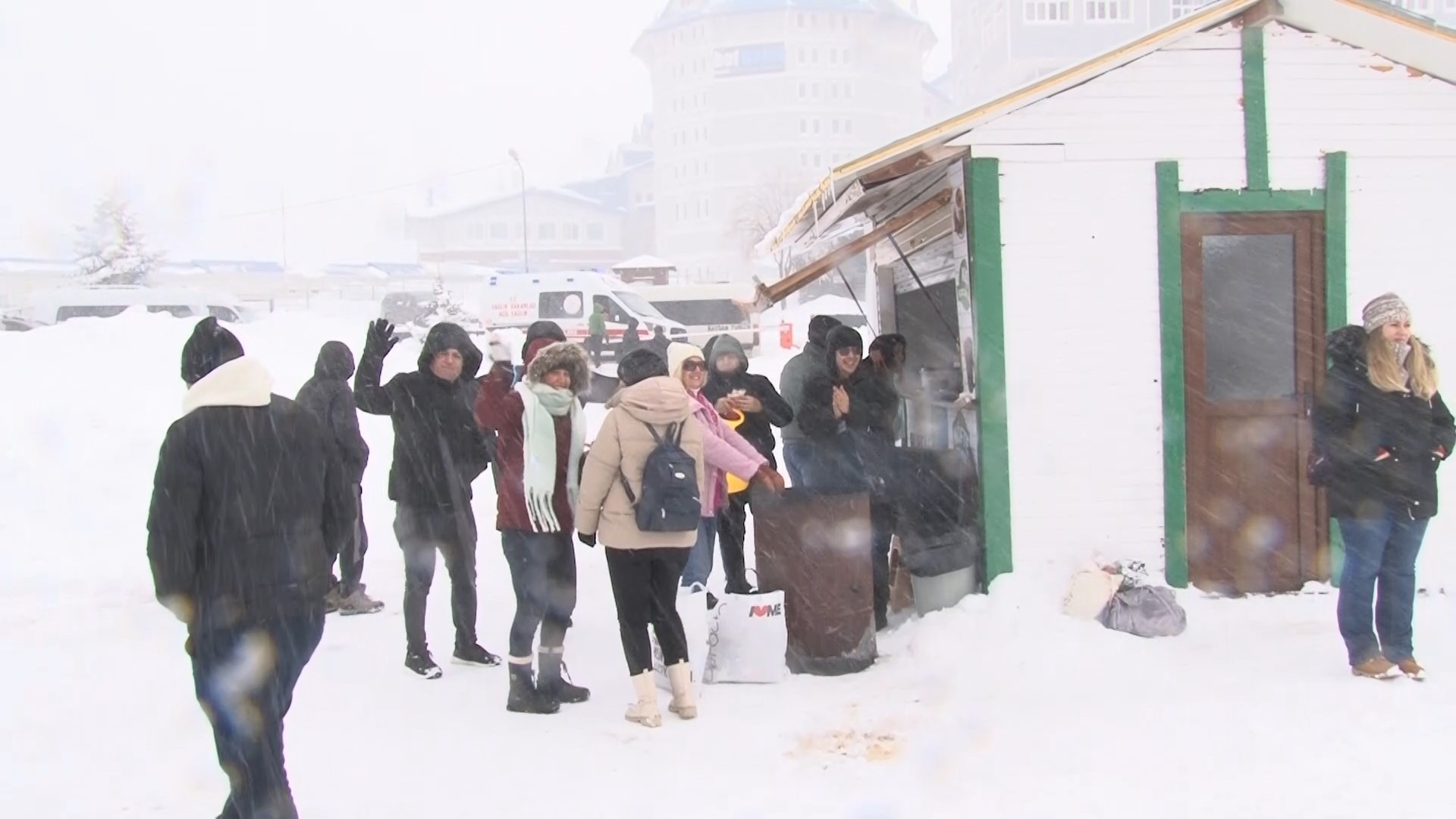 Kar eğlencesi yapan turistler. Fotoğraf: İHA
