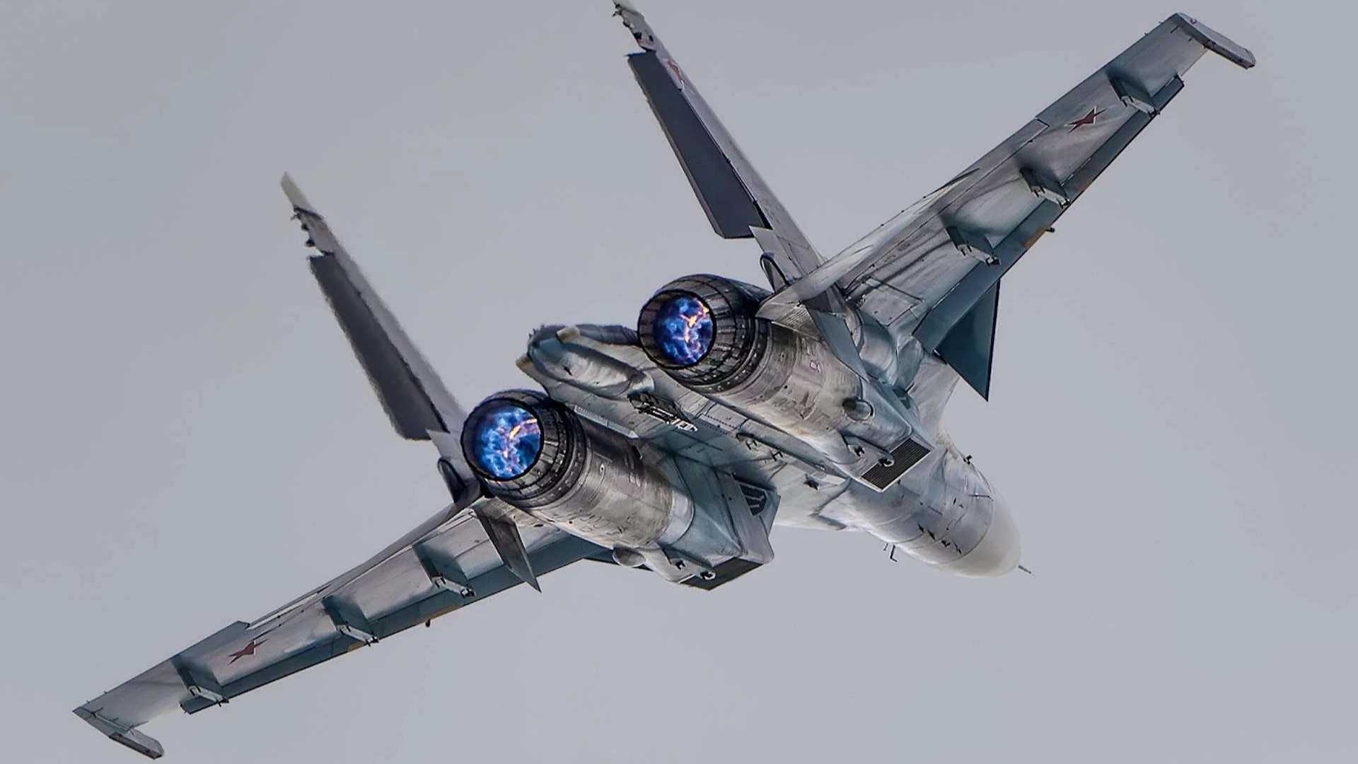 Su-30SM, büyük ölçüde itme yönelimli motorları ve ileri yatay kuyruk yüzeyleri nedeniyle manevra kabiliyeti ile dikkat çekmektedir&nbsp;