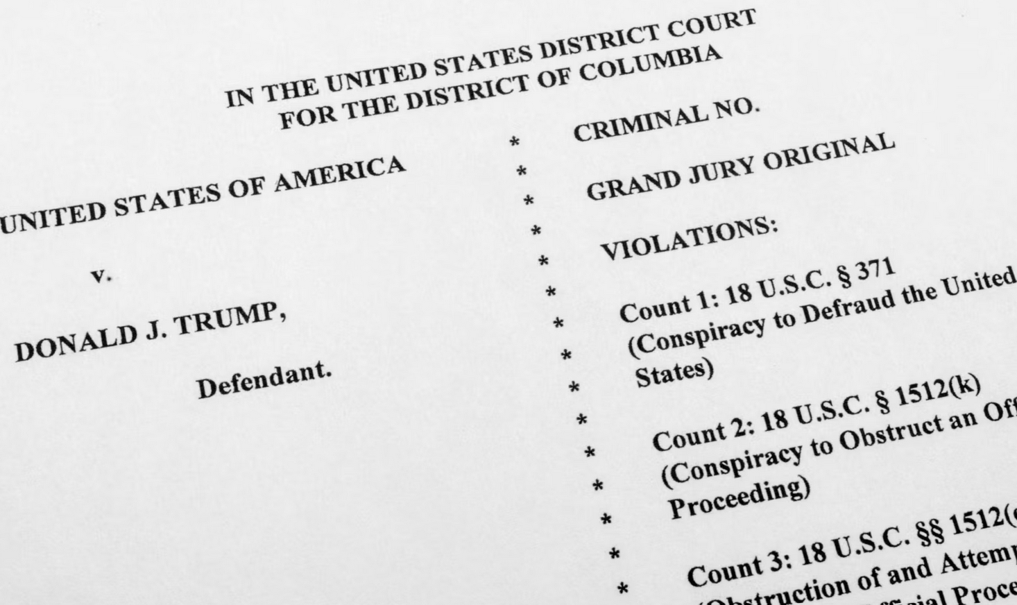 Eski ABD Başkanı Donald Trump 2020 seçimleri sonucunun değiştirilmesine yönelik komployla suçlanıyor. Özel savcı Jack Smith ve ekibinin hazırladığı ve büyük jüri tarafından kabul edilen 45 sayfalık iddianame, 1 Ağustos 2023.