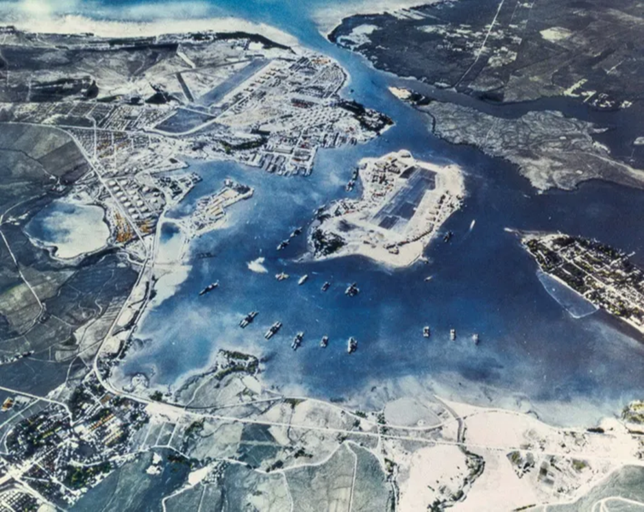 Japonlar, bu ABD Donanması fotoğrafı gibi Pearl Harbor'ın havadan keşif görüntülerinden yoksundu, ancak casus Takeo Yoshikawa, Ford Adası yakınlarında demirleyen gemiler hakkında rapor verdi.
