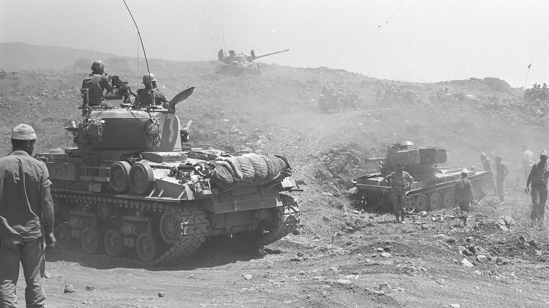 Golan Tepeleri'ne doğru ilerleyen İsrail tankları