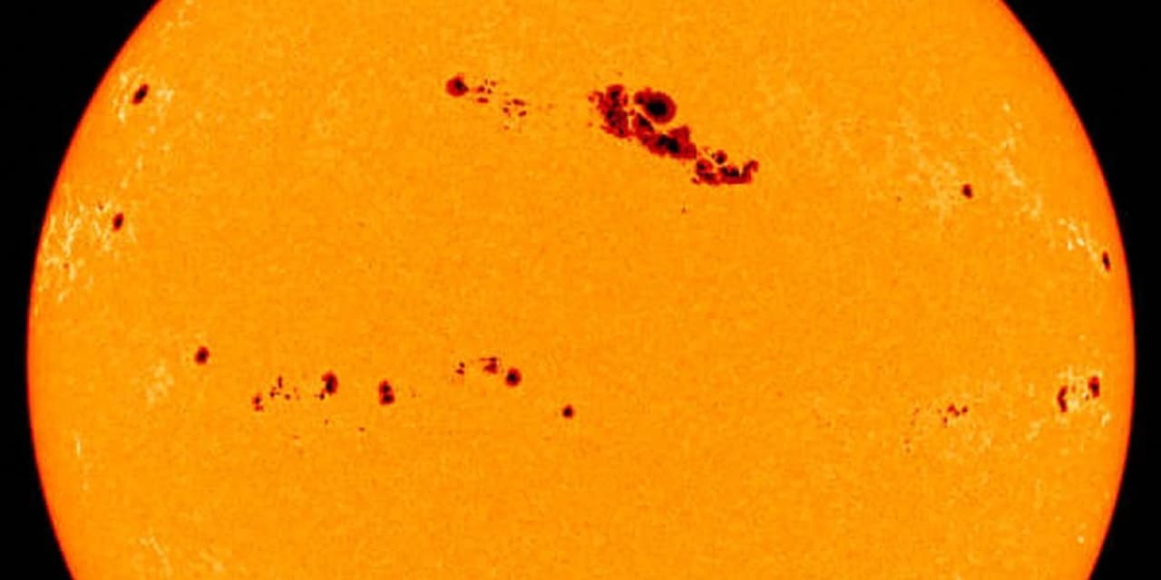 NASA, büyük bir güneş lekesi keşfetti