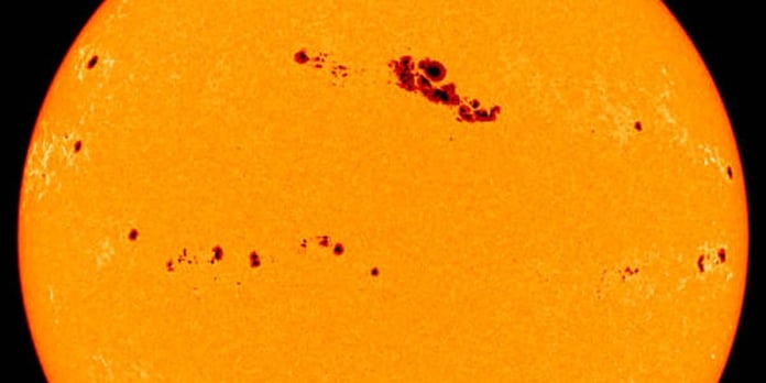 NASA, büyük bir güneş lekesi keşfetti