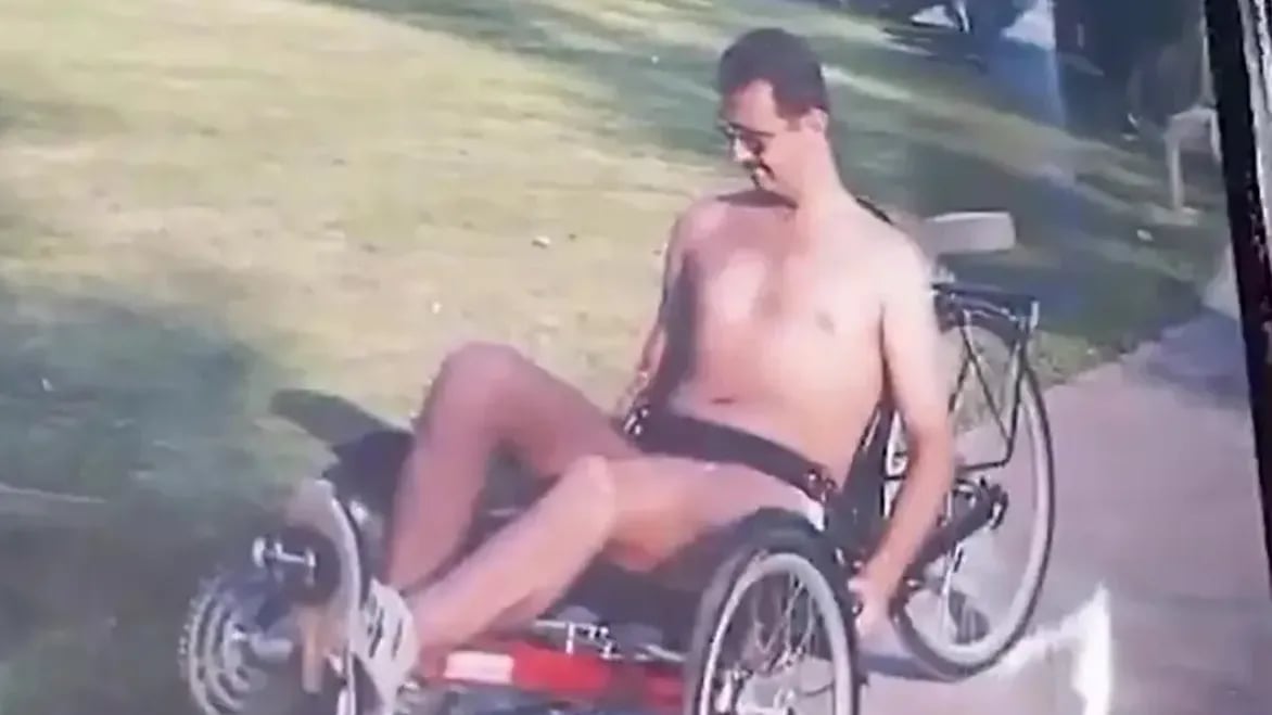 Slip iç çamaşırı giyen Esad fotoğrafı. Fotoğraf: AFP