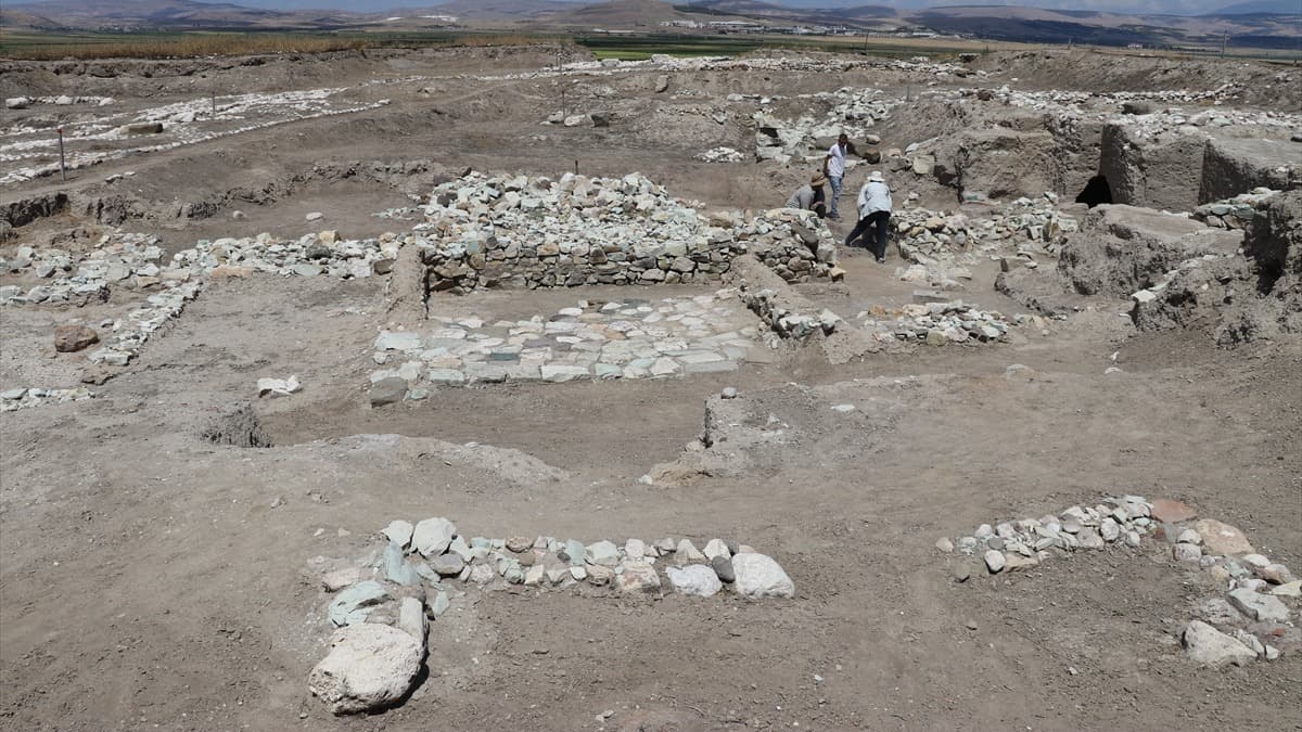Oluz Höyük: 2 bin eser ve 6 medeniyetin sırlarını keşfediyor