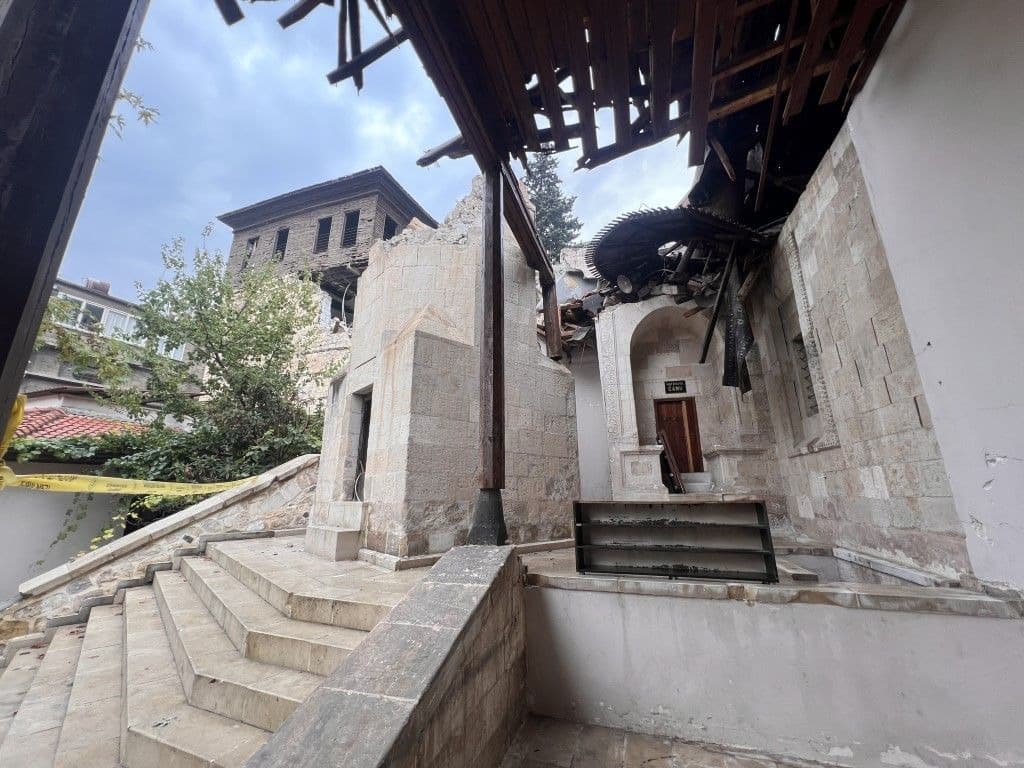 6 Şubat depreminde hasar gören 5 asırlık cami ibadete açılmayı bekliyor