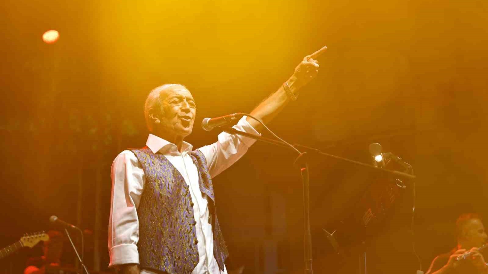 Edip Akbayram, Denizli'de Zafer Bayramı konserinde. Fotoğraf: İHA