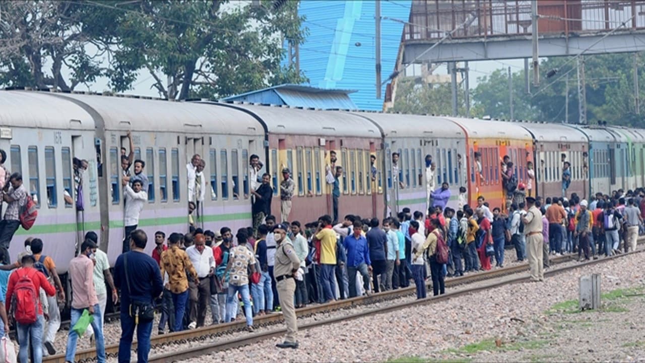 Hindistan’da işe alınacakları vaadiyle kandırılan 28 kişi 1 ay boyunca tren saydı