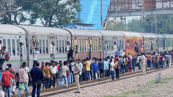 Hindistan’da işe alınacakları vaadiyle kandırılan 28 kişi 1 ay boyunca tren saydı