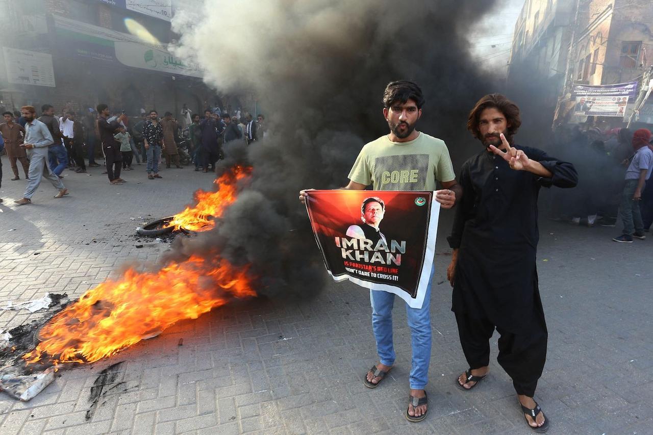 Pakistan’da sokaklar savaş alanına döndü