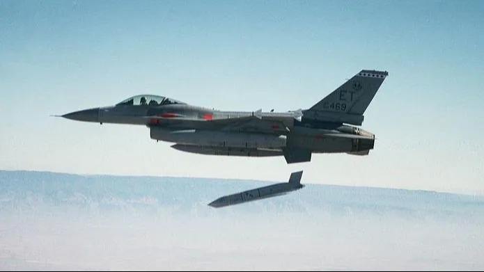 İlk denemeler sırasında JASSM'i test eden bir F-16
