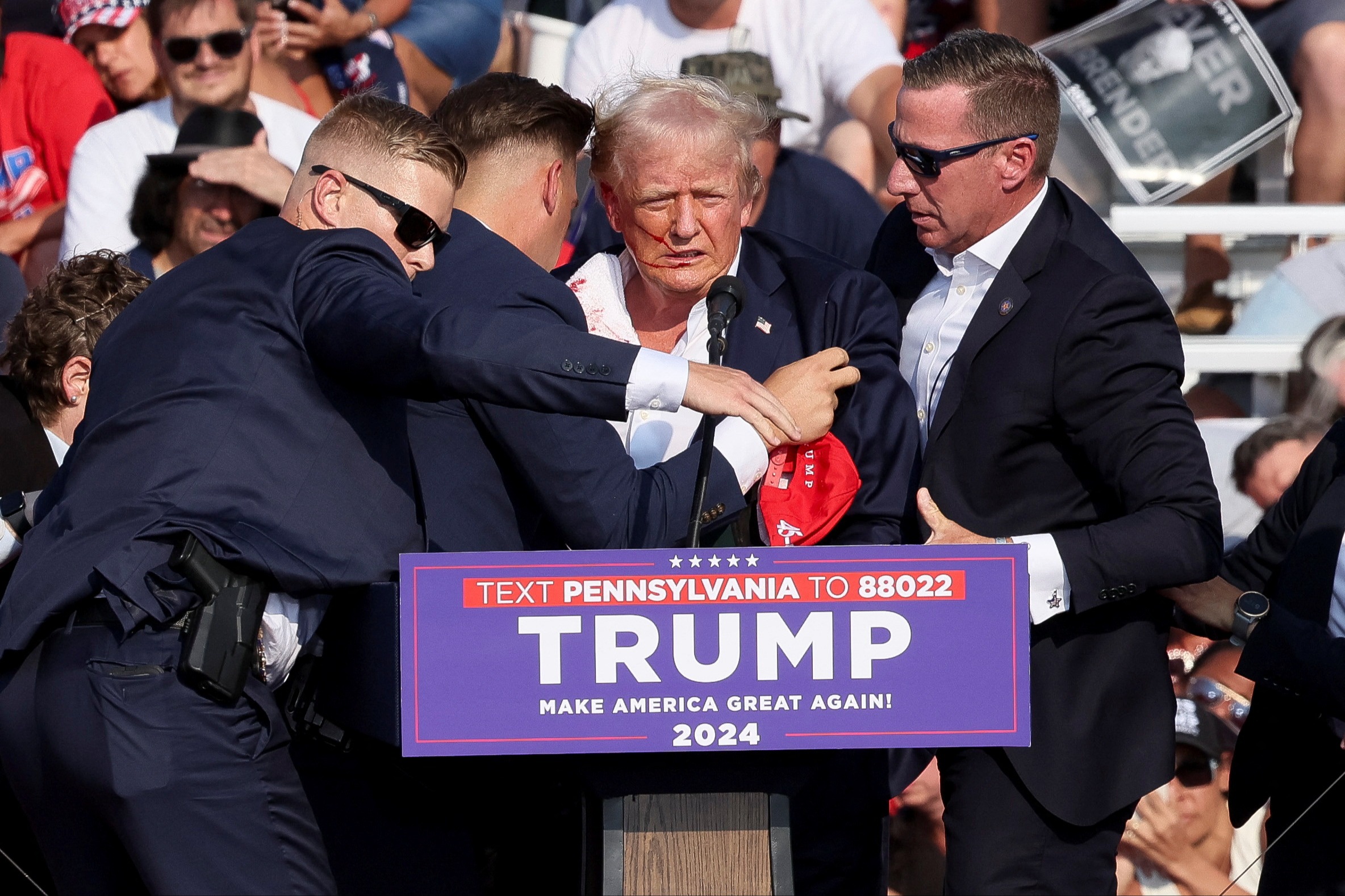 Eski ABD Başkanı Donald Trump'a, miting sırasında silahlı saldırı düzenlendi.