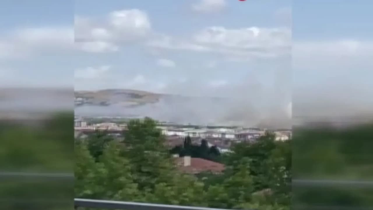 Silivri'de anız yangını yerleşim yerlerine doğru ilerliyor