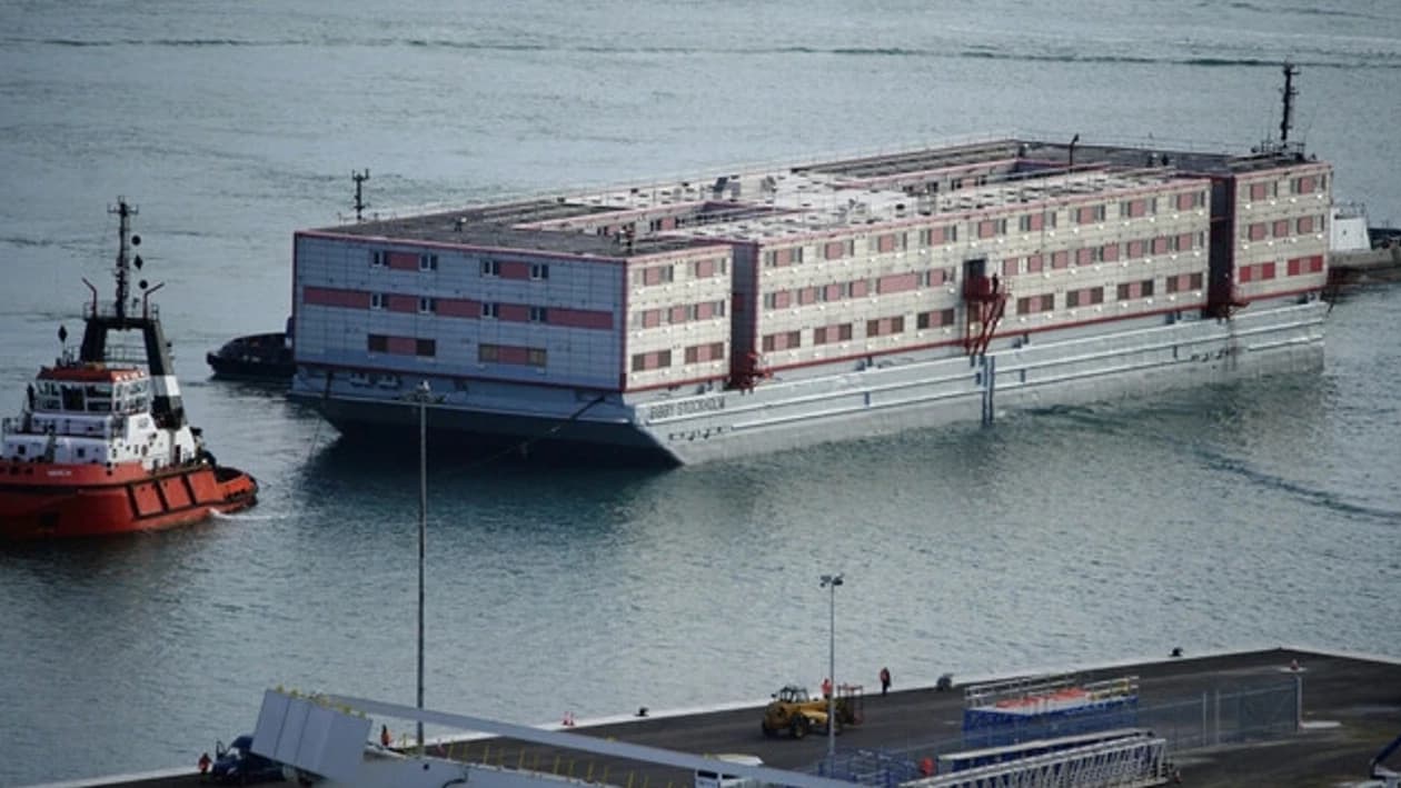 Sığınmacılar İçin Dev Gemiye Yeni Engeller Kuruldu