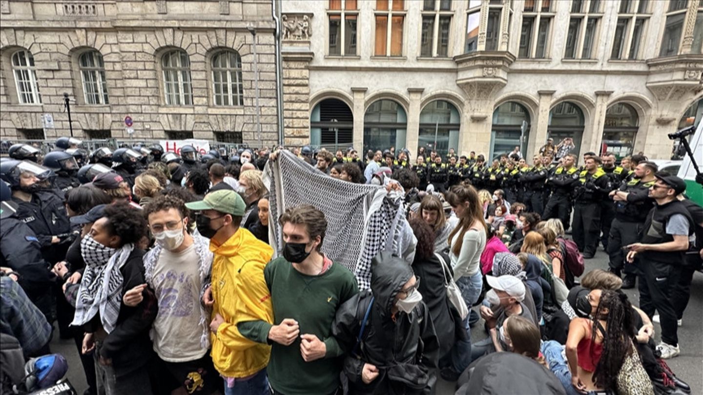 Alman Eğitim Bakanlığı, İsrail'i protesto eden öğrencilere sahip çıkan akademisyenleri listeledi
