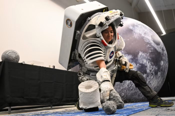 Angela Garcia, NASA Johnson Uzay Merkezi'nde ay yürüyüşü testleri için kullanılan basınçsız uzay giysisini denedi.