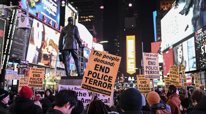 Harris, Nichols'un cenazesinde polis reformu çağrısı